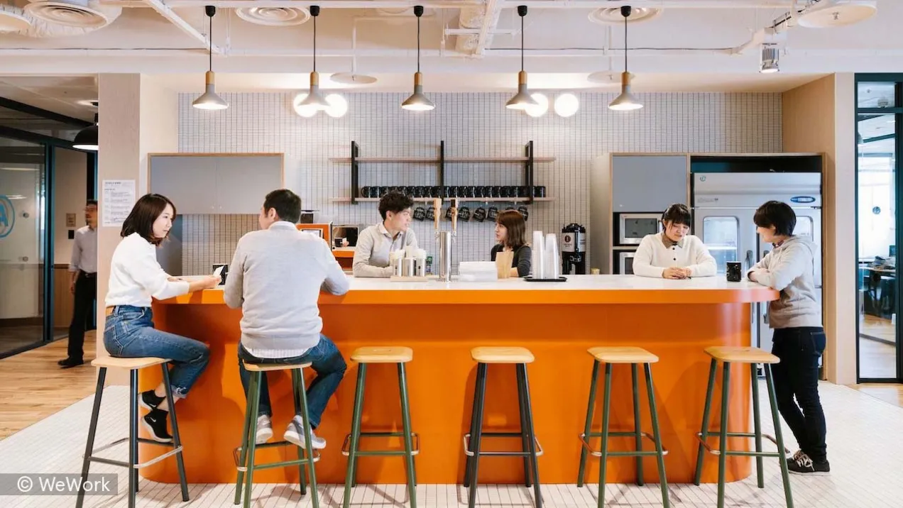 フォルトナのオフィス環境のイメージ画像 フリードリンク＆パントリースペース。コーヒーや紅茶はもちろん、16時以降はビールも飲み放題。出社メンバーのちょっとした息抜きや、コミュニケーション活性化につながっています。