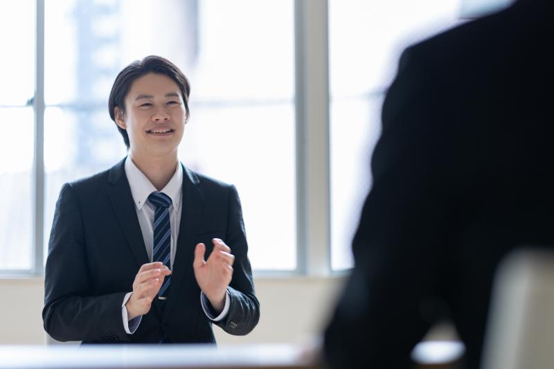 IT業界の転職面接で好印象を与える逆質問とは?例文・面接フェーズ別のポイントを解説
